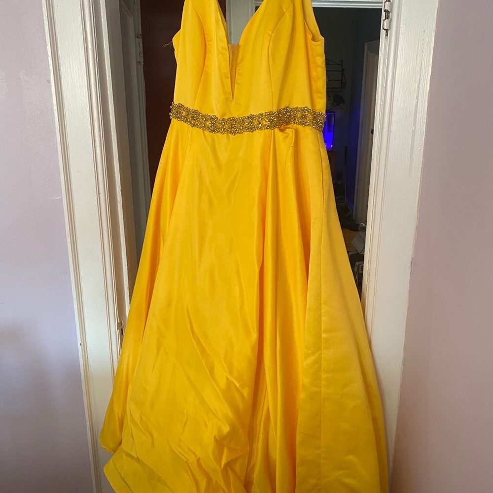 Yellow prom dress size 18. See description